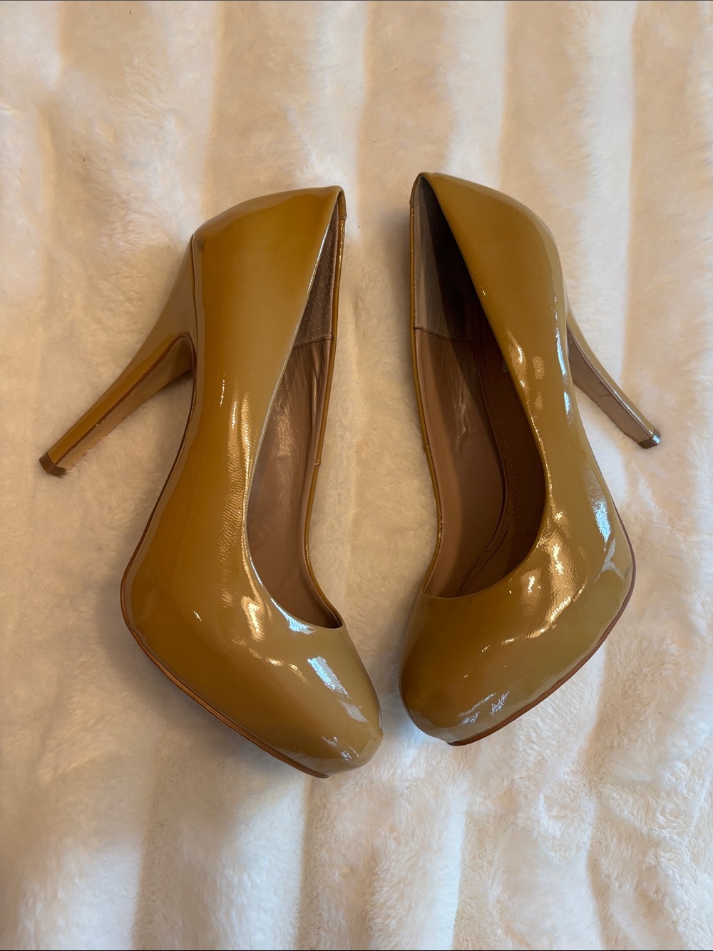 Women’s Steve Madden Tan Beige Patent Leather Pointed Toe Heels 10
